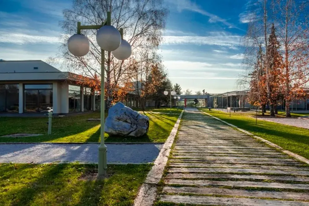 Ulazna staza kroz banjski park