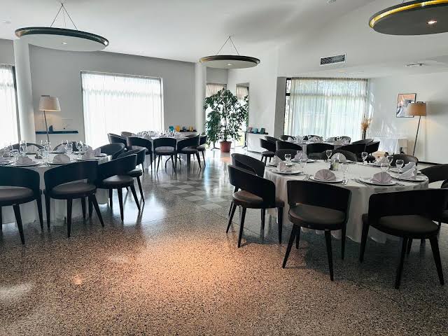 Svijetla sala glavnog restorana sa postavljenim okruglim stolovima