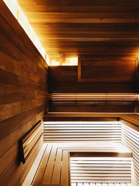 Drvena sauna sa toplim svjetlom