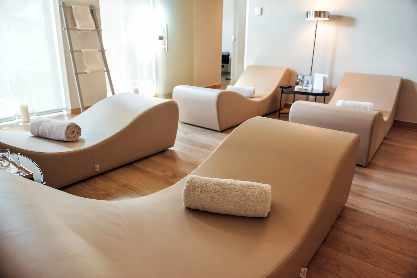 Bijele ležaljke u relaks zoni wellness centra